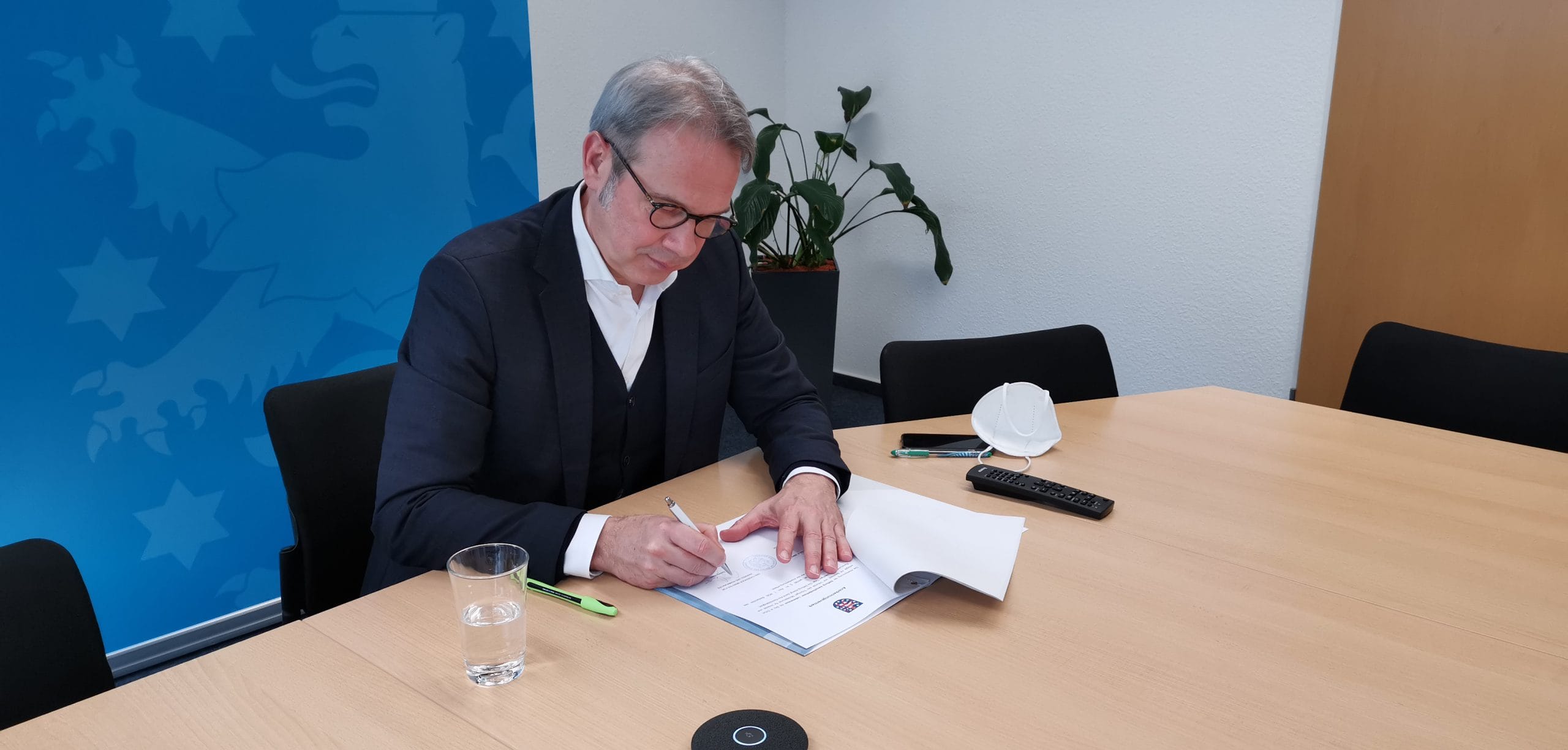 Unterzeichnung der Stiftungsurkunde mit Minister Georg Maier